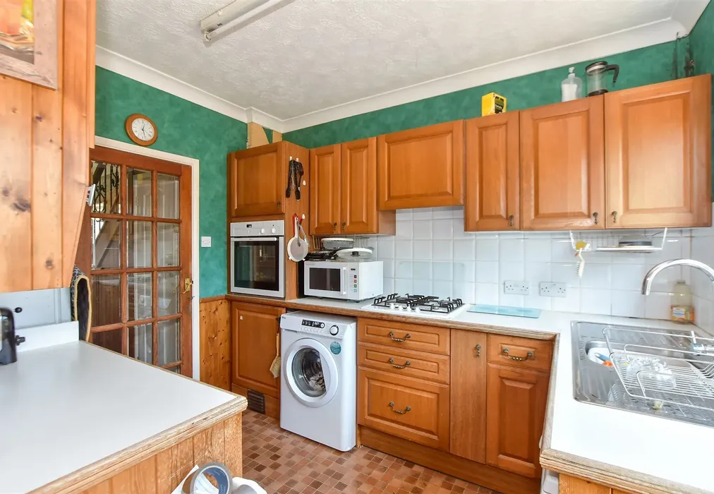 Kitchen - Chaseside Close, Romford, Essex - Wards of Kent
