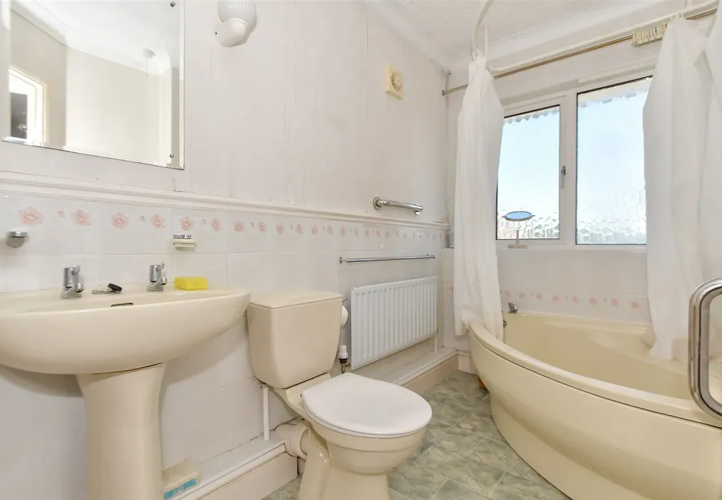 Bathroom - Chaseside Close, Romford, Essex - Wards of Kent