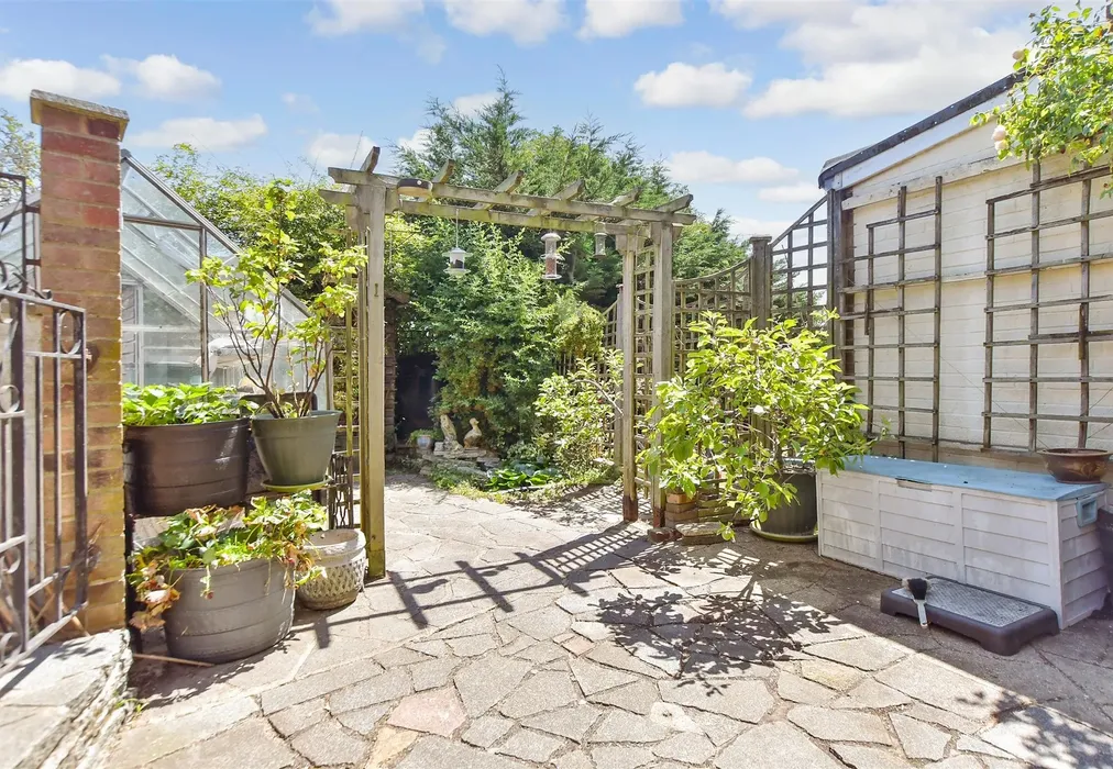 Rear Garden - Chaseside Close, Romford, Essex - Wards of Kent