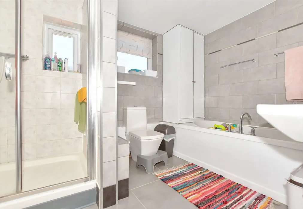 Bathroom - Shorncliffe Road, Folkestone, Kent - Wards of Kent