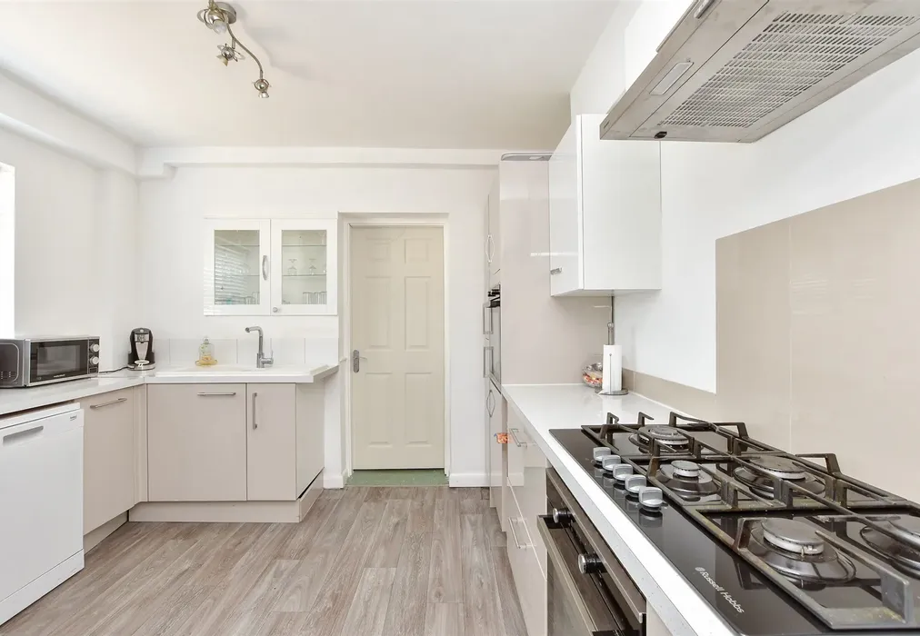 Kitchen - Rockstone Way, Ramsgate, Kent - Wards of Kent