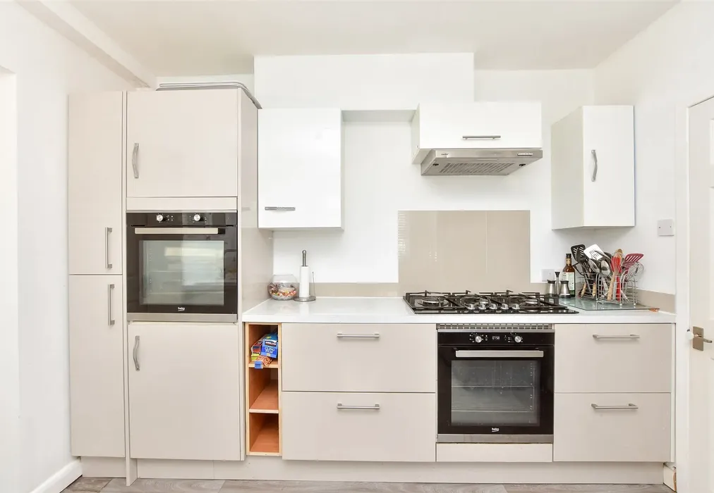 Kitchen - Rockstone Way, Ramsgate, Kent - Wards of Kent