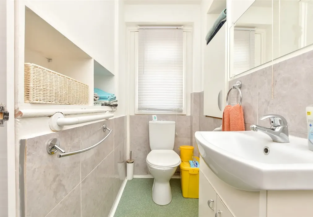 Bathroom - Rockstone Way, Ramsgate, Kent - Wards of Kent
