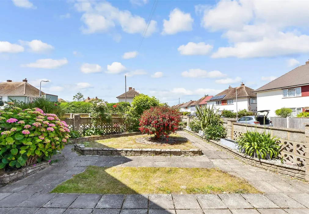 Front Garden - Rockstone Way, Ramsgate, Kent - Wards of Kent