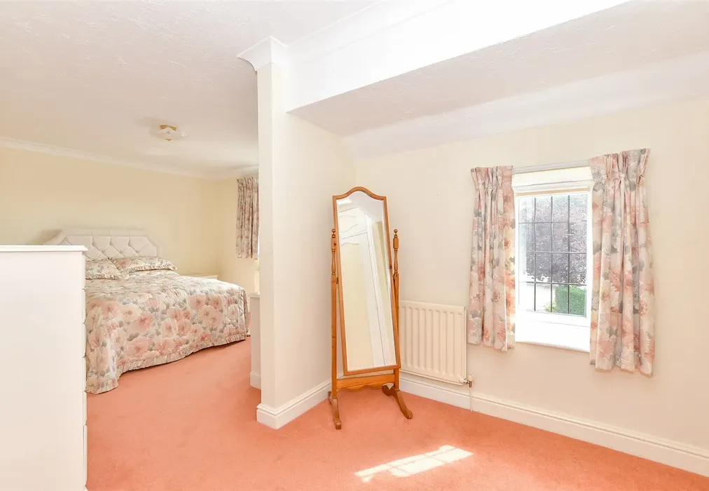 Dressing Area - Glebe Park Avenue, Havant, Hampshire - Wards of Kent