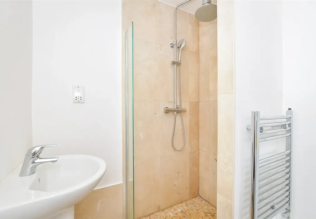 Internal Feature - Fontwell Avenue, Eastergate, Chichester, West Sussex - Wards of Kent