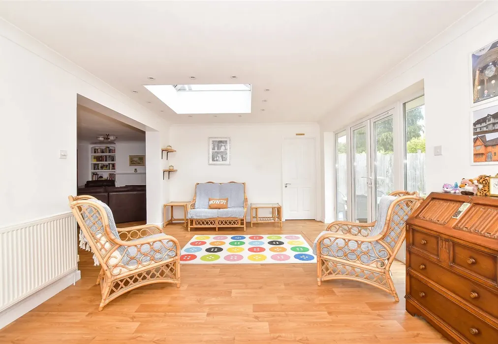 Sun Room - Fontwell Avenue, Eastergate, Chichester, West Sussex - Wards of Kent