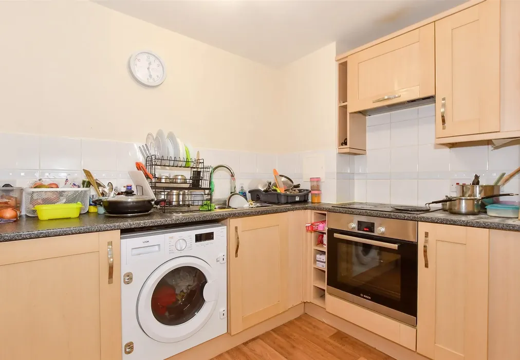 Kitchen - Commonwealth Drive, Three Bridges, Crawley, West Sussex - Wards of Kent