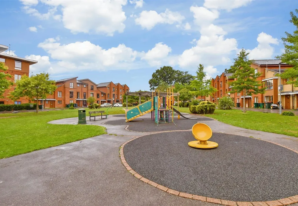 Communal Gardens - Commonwealth Drive, Three Bridges, Crawley, West Sussex - Wards of Kent