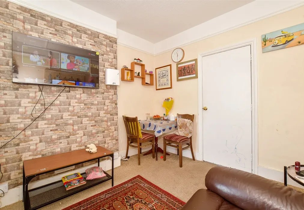 Lounge - Arundel Road, Littlehampton, West Sussex - Wards of Kent