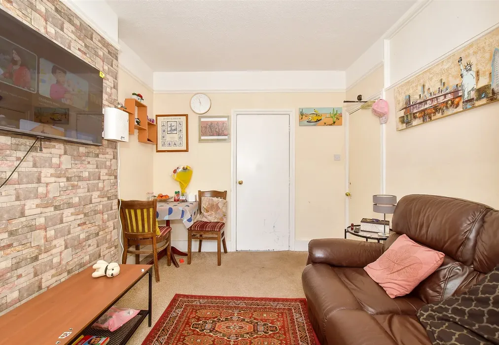 Lounge - Arundel Road, Littlehampton, West Sussex - Wards of Kent
