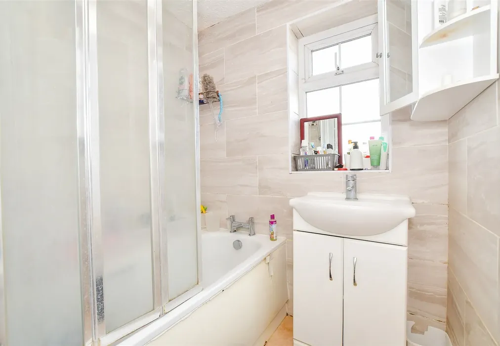 Bathroom - Arundel Road, Littlehampton, West Sussex - Wards of Kent