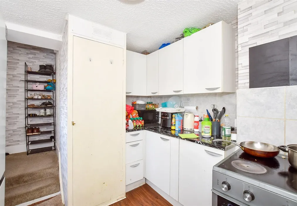 Kitchen - Arundel Road, Littlehampton, West Sussex - Wards of Kent