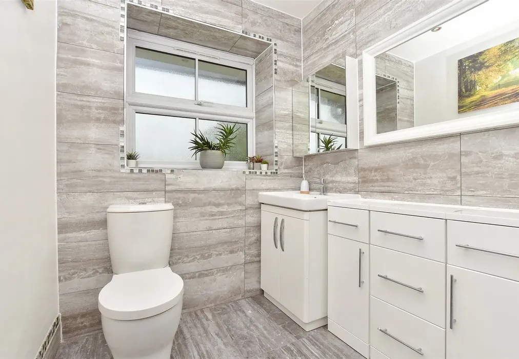 Bathroom - Wickham Road, Shirley, Croydon, Surrey - Wards of Kent