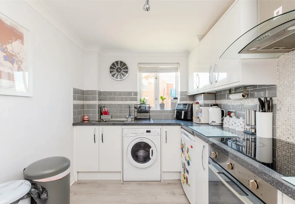 Kitchen - Applecross Close, Rochester, Kent - Wards of Kent