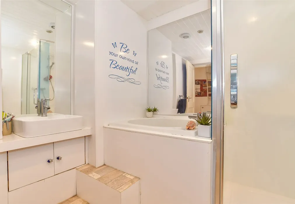 Bathroom - Marine Parade, Hythe, Kent - Wards of Kent