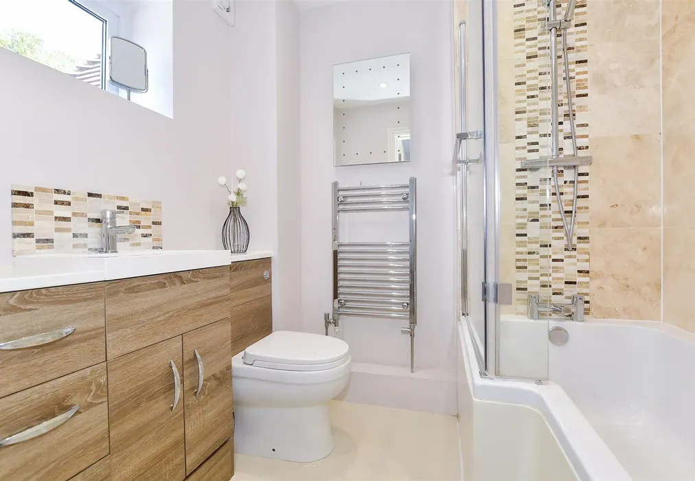 En-Suite Bathroom - Heath Road, Boughton Monchelsea, Maidstone, Kent - Wards of Kent