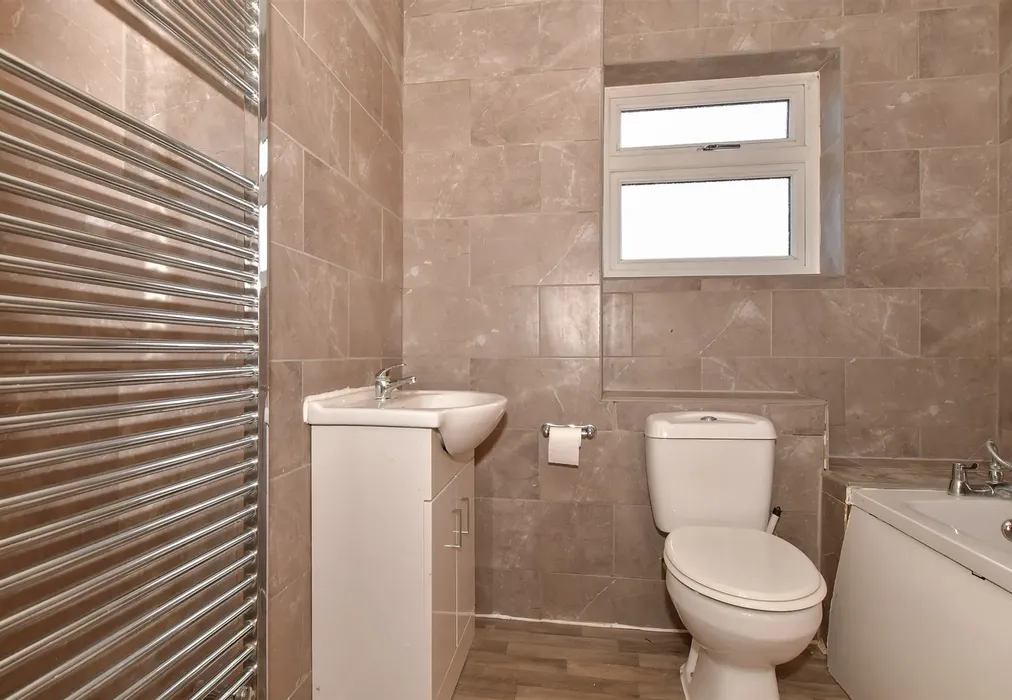 Bathroom - Foxwood Road, Bean, Dartford, Kent - Wards of Kent