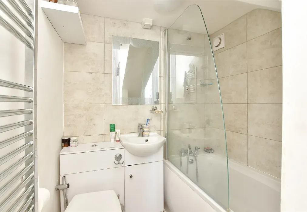 Bathroom - West Cliff Road, Ramsgate, Kent - Wards of Kent