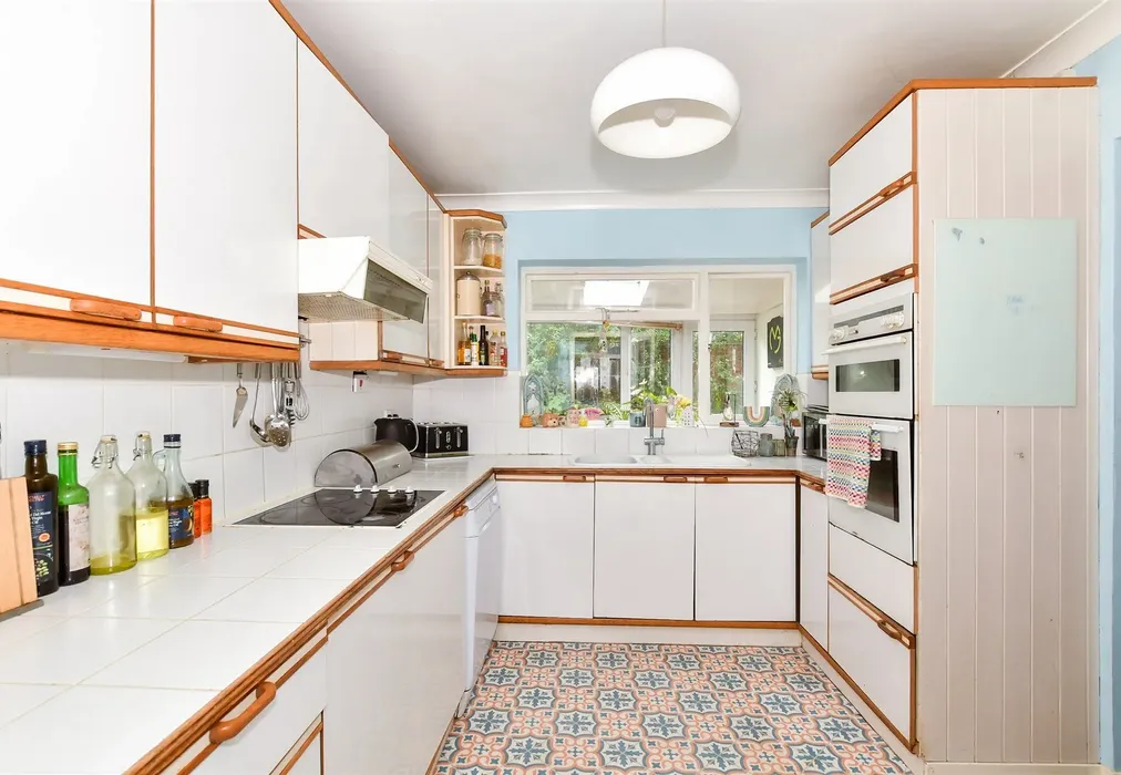 Kitchen - Lamberhurst Road, Maidstone, Kent - Wards of Kent