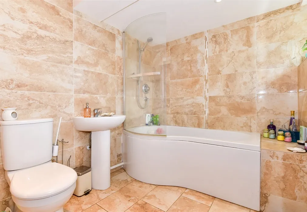 Bathroom - Lamberhurst Road, Maidstone, Kent - Wards of Kent