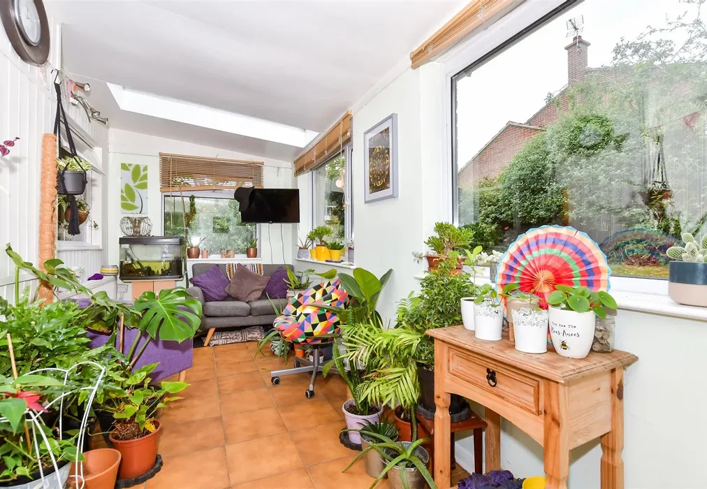 Sun Room - Lamberhurst Road, Maidstone, Kent - Wards of Kent