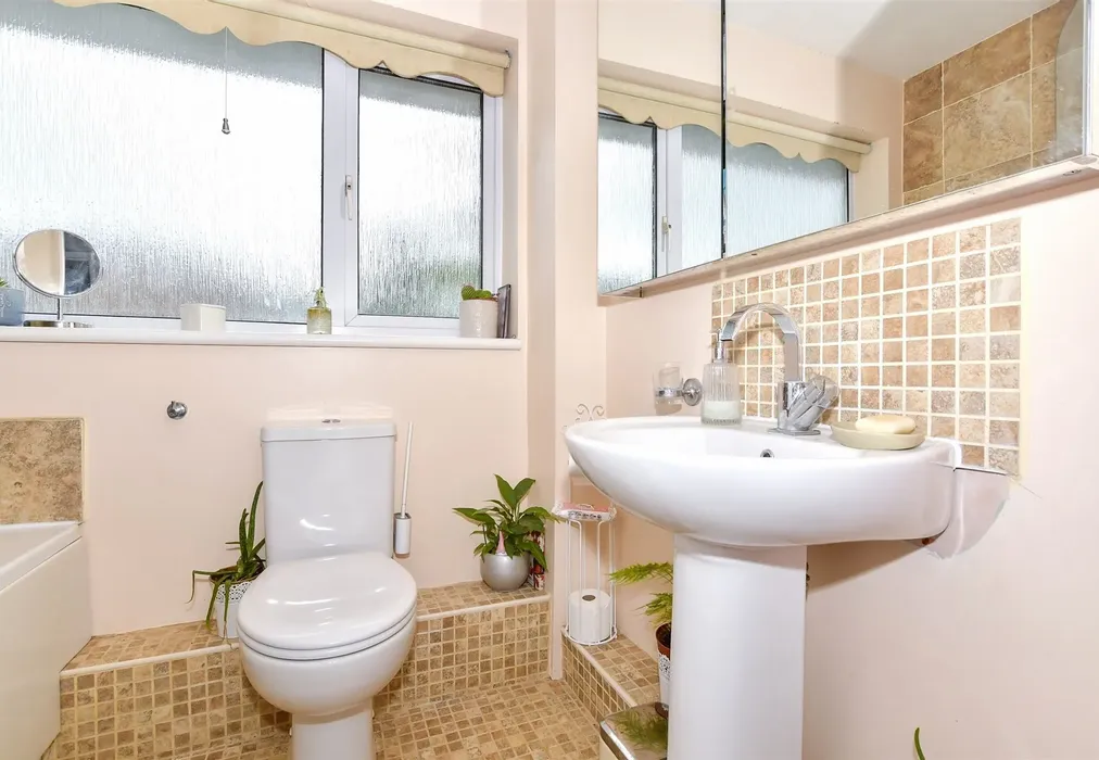 Bathroom - Lamberhurst Road, Maidstone, Kent - Wards of Kent