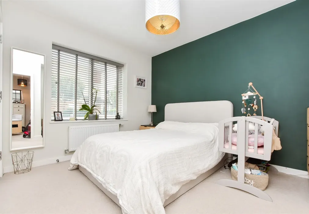 Bedroom 1 - Thornton Close, Leatherhead, Surrey - Wards of Kent