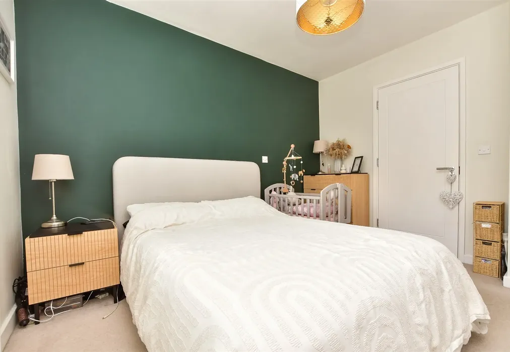 Bedroom 1 - Thornton Close, Leatherhead, Surrey - Wards of Kent