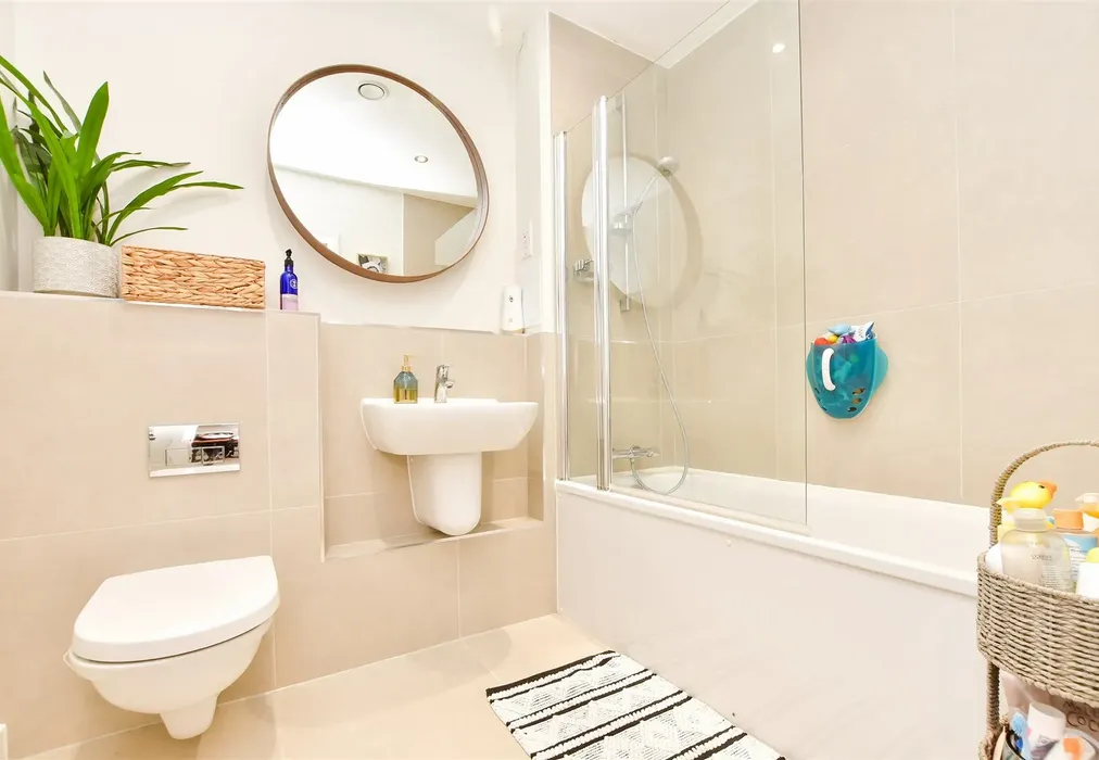 Bathroom - Thornton Close, Leatherhead, Surrey - Wards of Kent