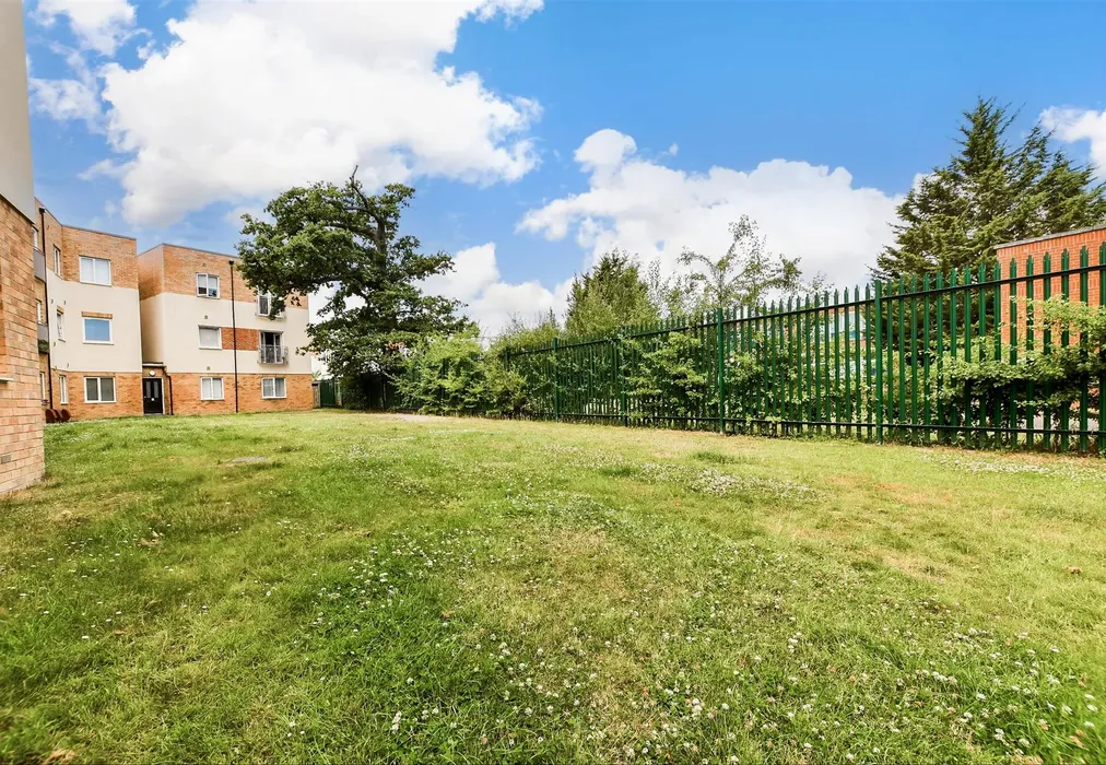 Rear Garden - Thornton Close, Leatherhead, Surrey - Wards of Kent