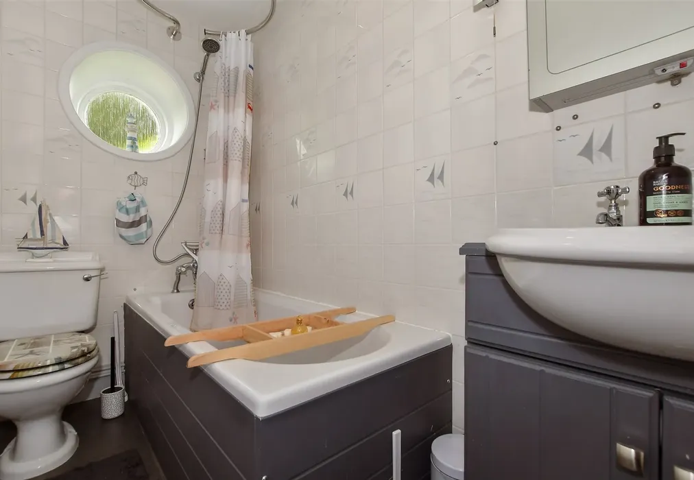 Bathroom - Holgate Lane, Seaview, Isle of Wight - Wards of Kent