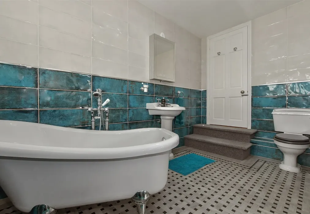 Jack And Jill Bathroom - Holgate Lane, Seaview, Isle of Wight - Wards of Kent