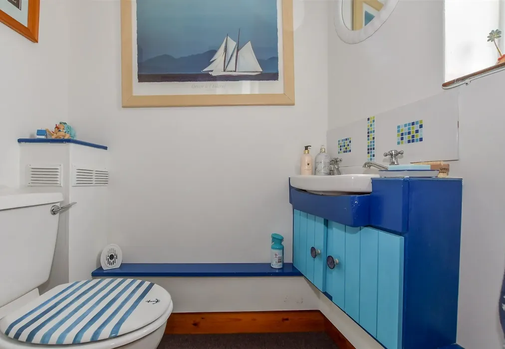 Cloakroom - Holgate Lane, Seaview, Isle of Wight - Wards of Kent