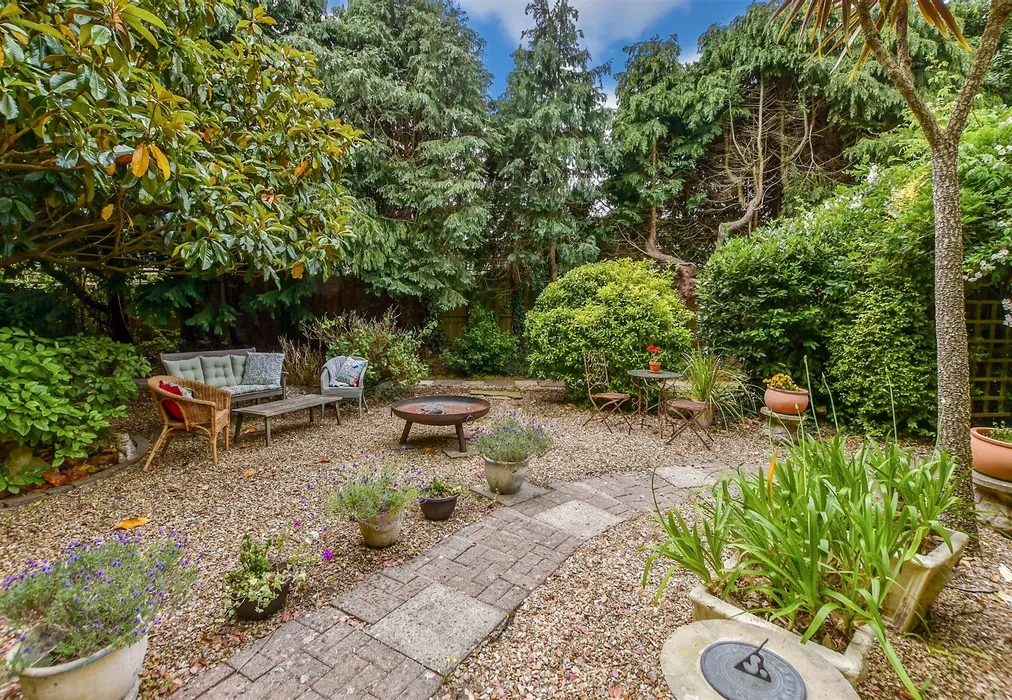 Front Garden - Holgate Lane, Seaview, Isle of Wight - Wards of Kent