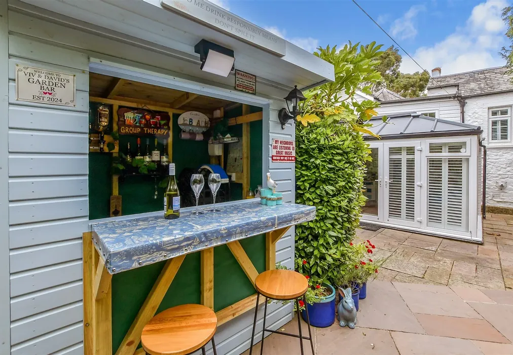External Lifestyle Photograph - Holgate Lane, Seaview, Isle of Wight - Wards of Kent