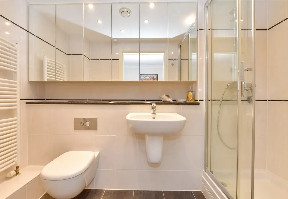 Shower Room - The Esplanade, Bognor Regis, West Sussex - Wards of Kent