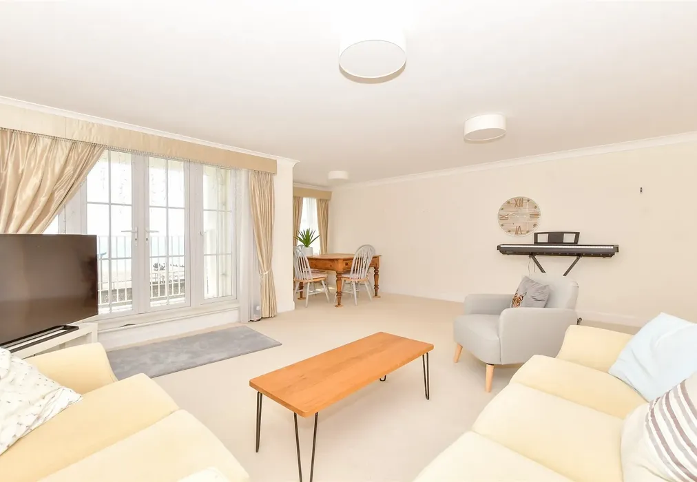 Lounge/Diner - The Esplanade, Bognor Regis, West Sussex - Wards of Kent