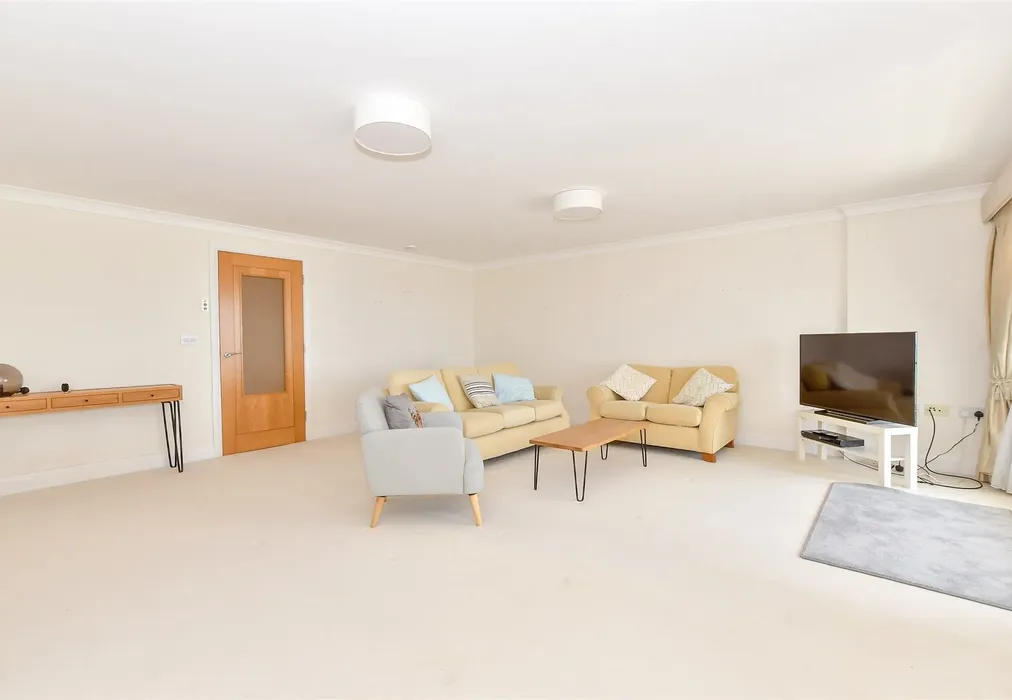 Lounge/Diner - The Esplanade, Bognor Regis, West Sussex - Wards of Kent