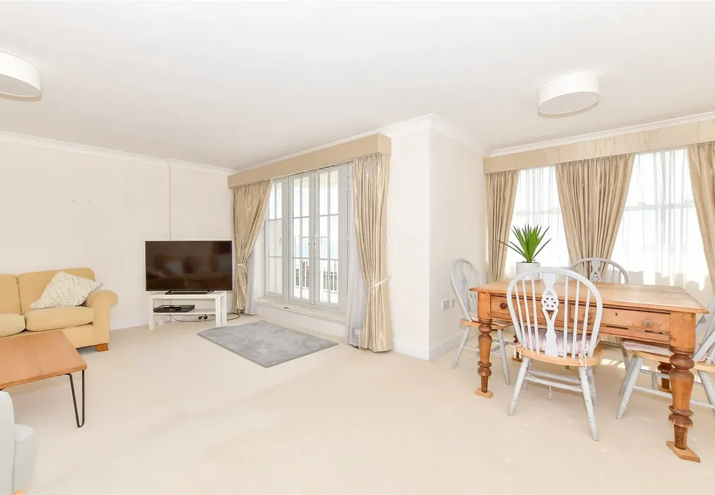 Lounge/Diner - The Esplanade, Bognor Regis, West Sussex - Wards of Kent