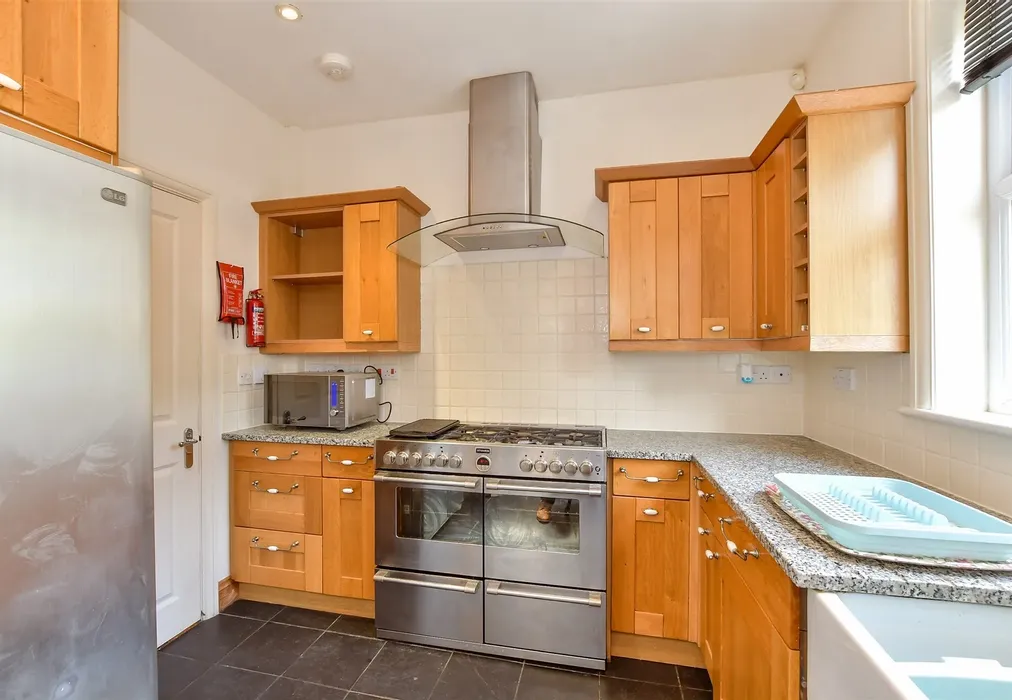 Kitchen - Spencer Street, Bognor Regis, West Sussex - Wards of Kent