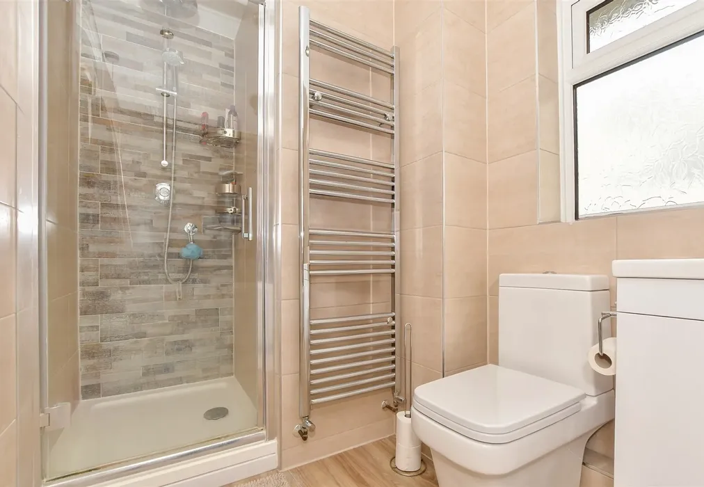 Bathroom - Speldhurst Close, Ashford, Kent - Wards of Kent