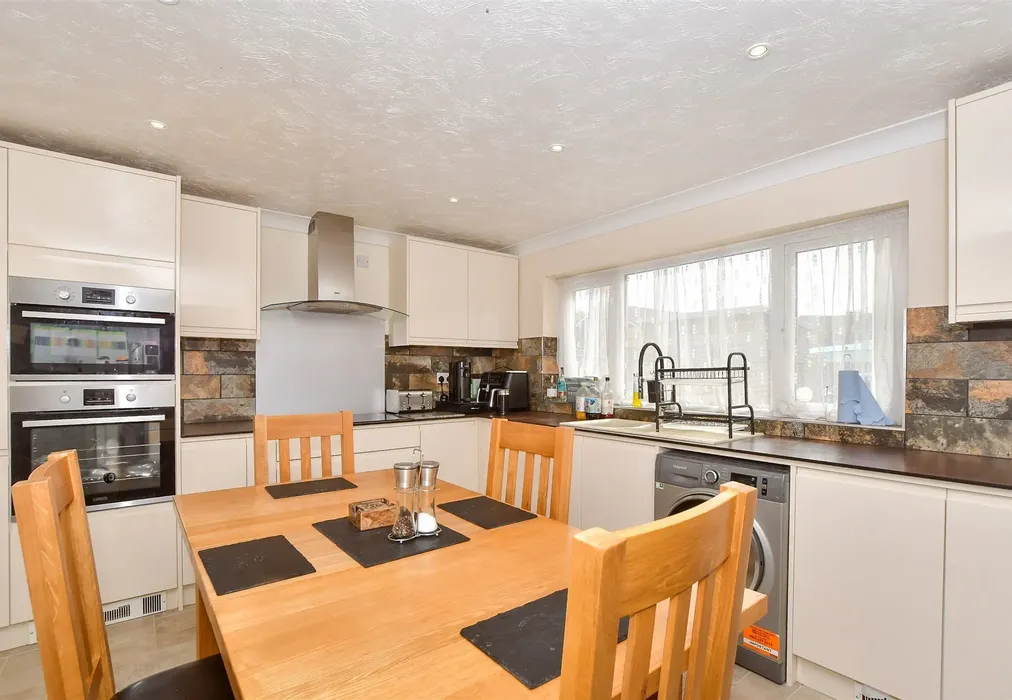Kitchen - Speldhurst Close, Ashford, Kent - Wards of Kent