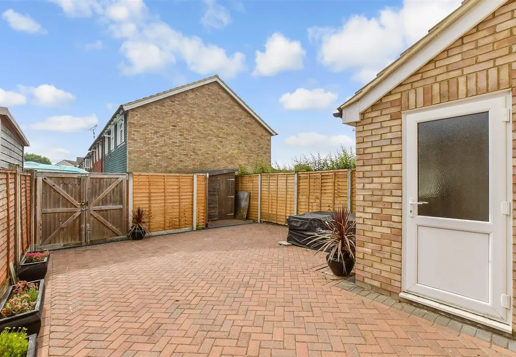 Rear Garden - Speldhurst Close, Ashford, Kent - Wards of Kent