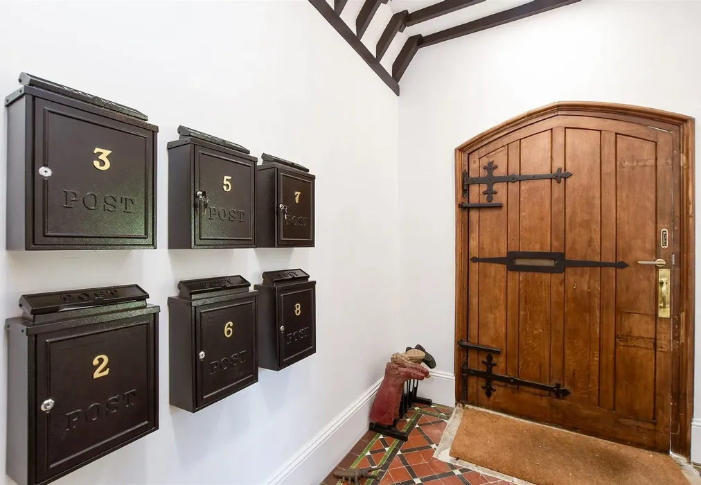 Hallway - Oakley Gardens, Merstham, Redhill, Surrey - Wards of Kent