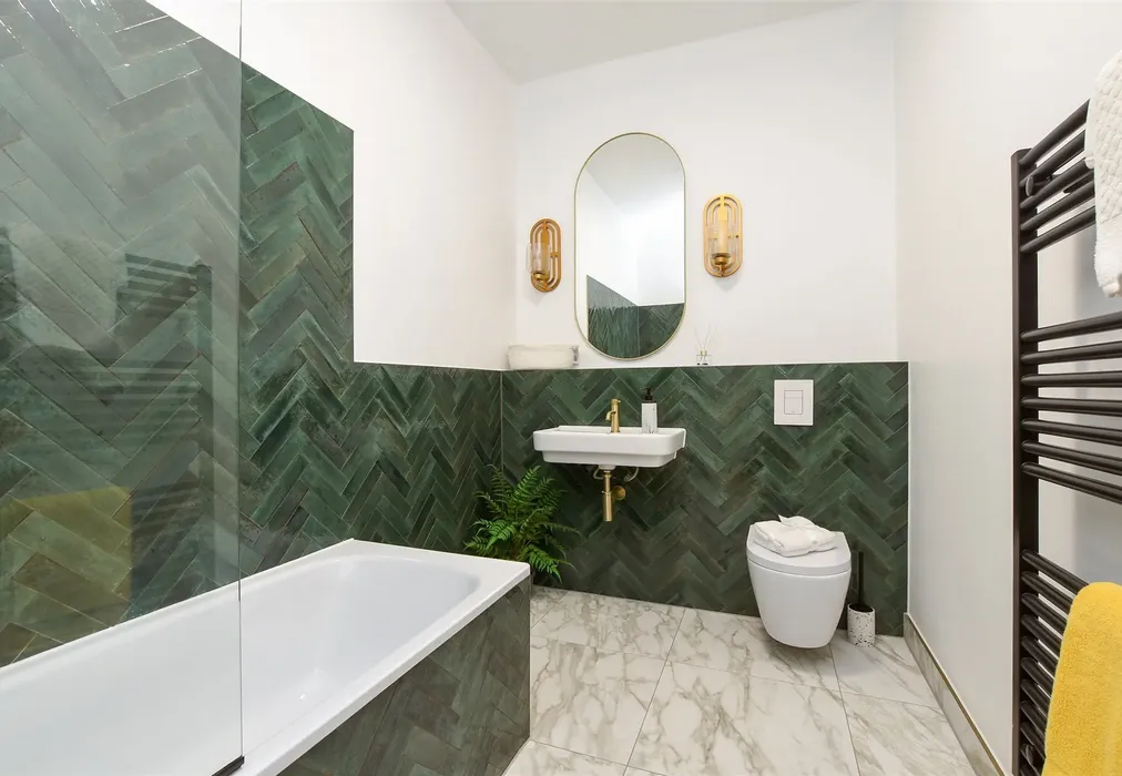 Bathroom - Oakley Gardens, Merstham, Redhill, Surrey - Wards of Kent