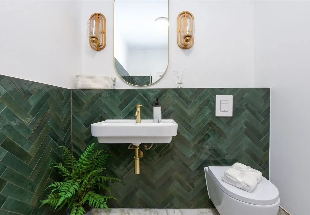 Bathroom - Oakley Gardens, Merstham, Redhill, Surrey - Wards of Kent