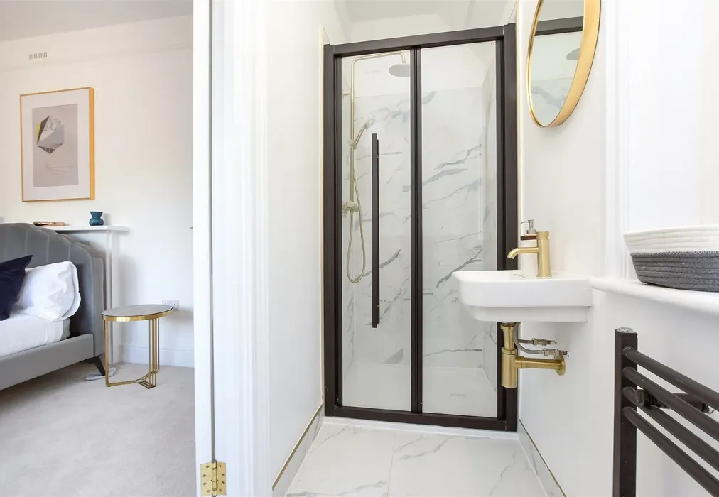 Internal Lifestyle Photograph - En-suite - Oakley Gardens, Merstham, Redhill, Surrey - Wards of Kent