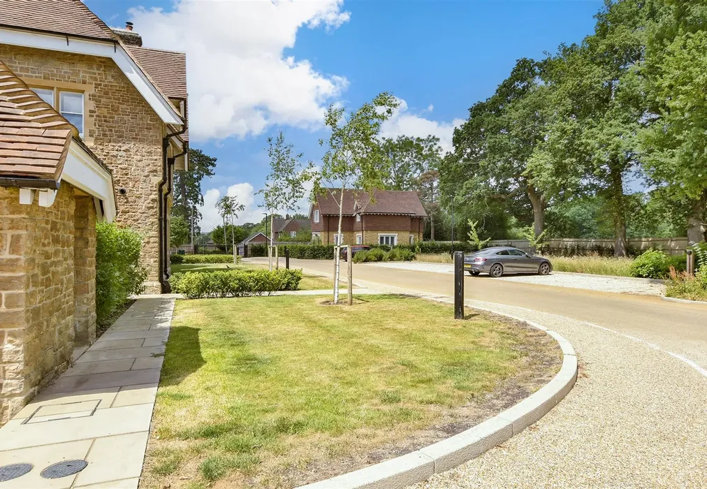 Driveway/Parking - Oakley Gardens, Merstham, Redhill, Surrey - Wards of Kent
