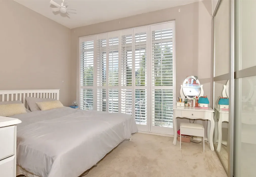 Bedroom 1 - Park Lane, Greenhithe, Kent - Wards of Kent